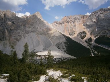 Nel centro Forcella Camin 2395. A sinistra Croda Camin 2610, a destra Punte di Col Becchei