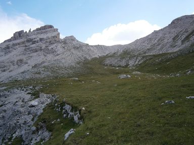A sinistra Dont de Furcia dai Fers da ete (Cima Sud) 2480 - Vordere Eisengabelspitze.