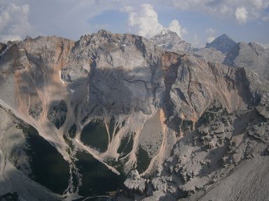 Punte di Col Becchei (Croda del Becco 2736, quota 2685 e Col Becchei di Sopra 2794) Nel secondo piano Cime di Furcia Rossa II ,III e IV