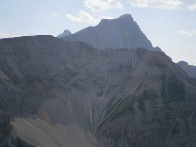 Monte Sella de Fanes (Antoniusspitze o Piz de Sant’Antone) 2665. Nel secondo piano Sasso delle Nove - Neunerspitze (Sass de les Nü) 2968. Sullo sfondo Sasso delle Dieci - Zehner - Sas dles Diesc 3026
