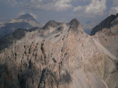 Nel primo piano Castello Bancdalse. Nel secondo piano Crode Camin e Forcella Camin