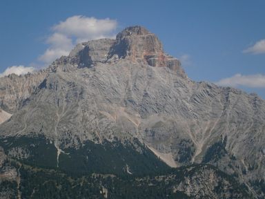 Crosa Rossa d'Ampezzo e Ra Sares sotostante