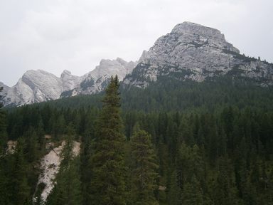 Costa e Testa del Bartoldo (a sinistra), Gusela de Padeon (a destra)
