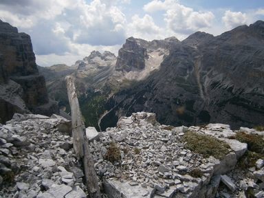 Castello di Potofana, sulla cima verso Torre di Fanis nel centro e a destra: Cima Fanis di Mezzo, Cima Fanis Nord, Monte Cavallo e Monte Casale