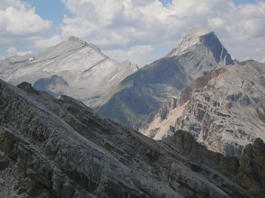 Sass da les Diisc 3026 (Sasso delle Dieci, Zehnerspitze, Cima Dieci) e Sass de les Nü 2968 (Sasso delle Nove, Neunerspitze, Cima Nove)