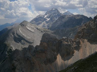 Nel primo piano Croda d'Antruiles 2405 e Forcella d'Antruiles. Nel secondo piano (a sinistra) Taë (Tae) 2511. Nel terzo piano Monte Vallon Bianco 2687