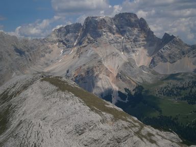 Lavinores e sullo sfondo Croda Rossa d'Ampezzo
