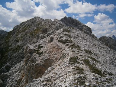 La cresta verso Croda 2506. Nello sfondo  Croda Camin Centrale 2592