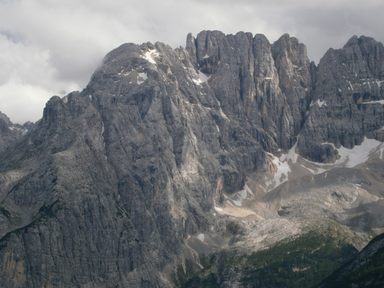 Nel centro Tre Sorelle, a sinistra Cima Valbona, a destra Monti della Caccia Grande