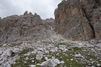 Il canalone che sale alla Forcella le Bance 2630 (tra cima di Cristallino e il suo ramo Est)