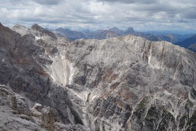 Dietro a sinistra: Col Pistone (Cima Padeon) e Vecio del Forame
