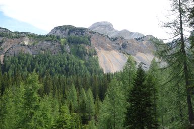 Sullo sfondo Piccola Croda Rossa - Kleine Gaisl quota 2703 e a sua destra Monte Geralbes 2456