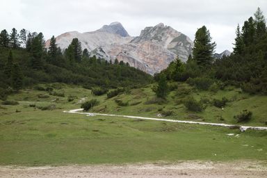 Monte Sella de Fanes 2665 e (Dont de) Furcia dai Fers de fora 2534 . Sullo sfondo Sasso delle Nove - Neunerspitze (Sass de les Nü) 2968