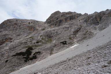 Croda Camin Nord 2475. A sinistra la sua anticima piatta.