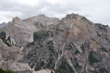 Dont de Furcia dai Fers da ete - Vordere Eisengabelspitze 2480 e Dont de Furcia dai Fers de fora - Äußere Eisengabelspitze 2534 (si vede il croce sulla cima). Nel centro Monte Sella de Fanes 2665 e dietro Sasso delle Nove - Neunerspitze (Sass de les Nü) 2968