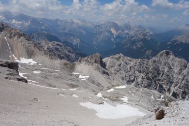 Gravon del Forame, nel centro Forcella Verde 2380, a destra: quota 2450 (immediatamente dietro si nasconde Forcella Gialla) e  Forame de Fora - Punta Est 2445