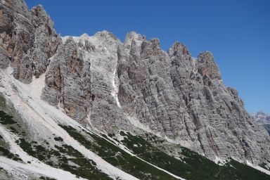 Sullo sfondo Cristallino di Misurina 2775, Forcella le Bance 2630 e Punta Elfie 2739. Si vede bene il canalone nevoso che sale da Sud alla forcella.