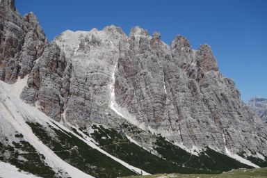 Cristallino di Misurina 2775, Forcella le Bance 2630 e Punta Elfie 2739. Si vede bene il canalone nevoso che sale da Sud alla forcella.