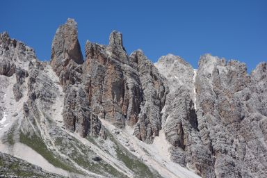 Sul primo piano Campanile Dibona e Guglia di Val Popena Alta. Sullo sfondo Cristallino di Misurina, Forcella le Bance e Punta Elfie.