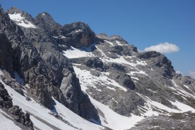 Al bordo Ovest del circo, racchiuso tra Cima Laudo Ovest e La Cesta. Giusto sul posto (un terrazzino) dove il sentiero segnato dalla Forcella Cadin oltrepassa la cresta Nord di la Cesta traversando verso Sud-Ovest alla Forcella Faloria.