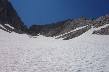 Il circo nevoso, racchiuso tra Cima Laudo Ovest e La Cesta