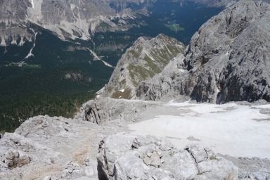 L’ampio campo ghiaioso (adesso anche nevoso) tra la prima e la seconda “lunghezza”