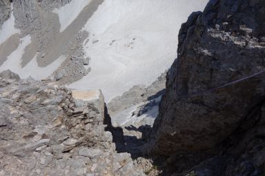 Ci tenta la corda doppia. La seconda “lunghezza” per la cresta stretta e frastagliata
