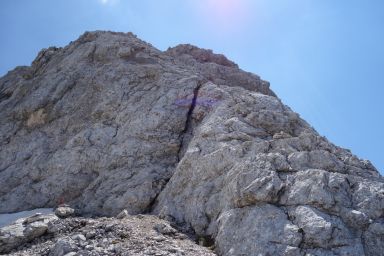 All'inizio della prima “lunghezza”, un bastoncino rosso è a qualche metro a sinistra
