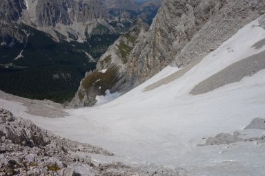 Il circo nevoso, racchiuso tra Cima Laudo Ovest e La Cesta, a destra Forcella Cadin