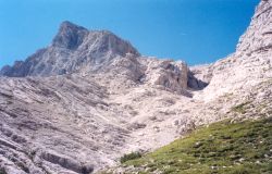 Cima del Duran, sulla via normale sul pulpito erboso, sul bordo sinistro del canalone