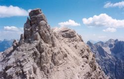 Cima del Duran 2578, la quota più alta e dietro lei seminascosta la quota 2565 (dal Pilastro della Cima del Duran quota 2542)