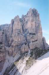 Sasso di Toanella dal Coston dei Noni. Per il ultimo canalone a sinistra (il secondo dalla Forcella di Toanella alontana 5' minuti) si svolge la via normale