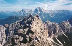 Sforniói Nord e Sforniói di Mezzo (nel centro come due gemelli). Sforniói Sud, con la sua cuspide, tocca la loro forcella di separazione. Sorapiss e Antelao nella retroscena