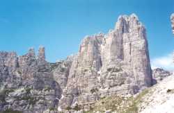 Castelletto, Diti e Sasso di Toanella (sono visibili due cuspide della cima principale). Nel basso il verde Coston dei Noni