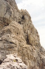 spigolo Ovest del castello finale di Sfornioi Sud. A destra il camino che consente l'accesso facile alla Cima