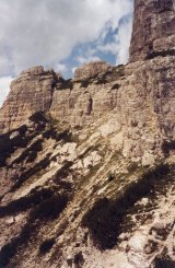 Nel centro castello-bastione intermedio della Cima Sfornioi Sud, da vicino della Forcella del Matt