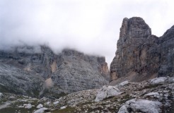il ghiaione-canalone a mo' di clessidra che scende dalla Forcella della Caccia Grande (tra Monti della Caccia Grande quota 3004 e Prima Sorella) da Forcella Grande