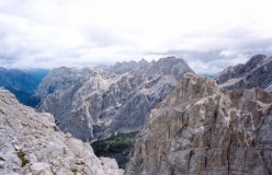 primo piano: Corno del Doge (a destra); secondo piano: Croda Rotta (a sinistra) e Croda de Marchi (a destra); terzo piano: da Croda Alta di Somprade via Cimon del Froppa a Cresta Vanedel