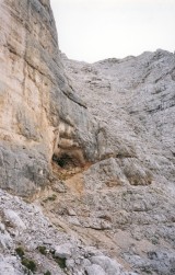 Parete gialla della Prima Sorella, la cengia orizzontale e il pendio dell'accesso alle Tre Sorelle