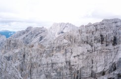primo piano: Corno del Doge e Costa Bel Pra; secondo: Croda de Marchi e I Bastioni