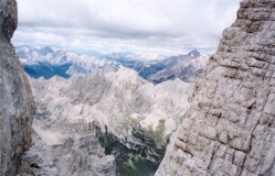 Forcella doppia (forcellino destro) tra Prima e Seconda Sorella : subito a destra la cresta principale verso Seconda Sorella; vista al lato opposto: La Cesta