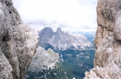 primo piano: Cima di Laudo Est e Cima di Malquoira NE; secondo piano: Monte Cristallo e Piz Popena