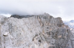 Monti della Caccia Grande e Sorapiss con la vetta nella nebbia