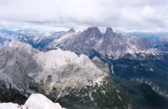 primo piano: La Cesta, Cime di Laudo Ovest e Est e Cima di Malquoira NE; secondo piano: Monte Cristallo e Piz Popena