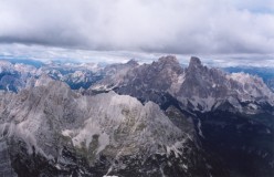 primo piano: La Cesta, Cime di Laudo Ovest e Est e Cima di Malquoira NE; secondo piano: Monte Cristallo e Piz Popena