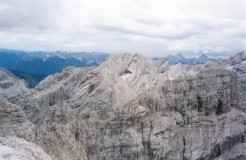 primo piano: Corno del Doge e Costa Bel Pra; secondo piano: Croda de Marchi e I Bastioni