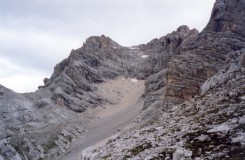 Fond de Rusecco (a sinistra su un pulpito Bivacco Slataper) sovrastato da Croda Marcora, forse nel centro Fopa di Mattia, e Sorapiss